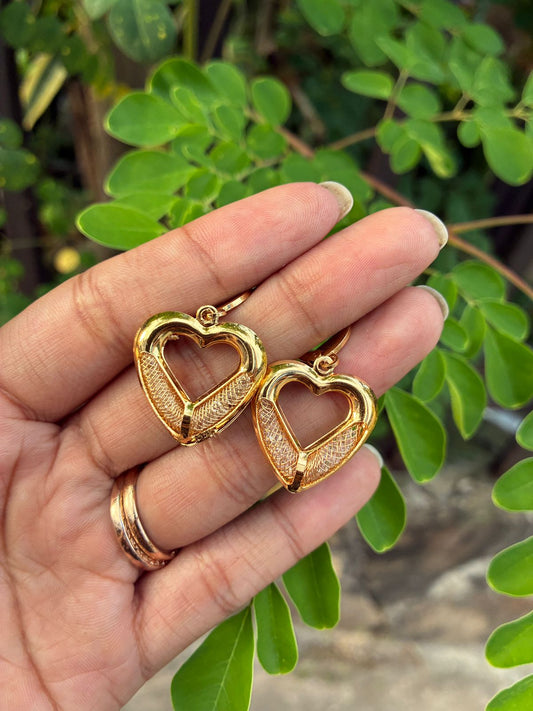 Arete corazón dorado con textura – Acero inoxidable Apoteósica