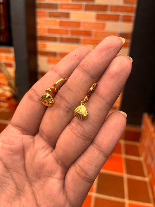 Candonga de Acero Dorado con Dije de Concha – Estilo Marino