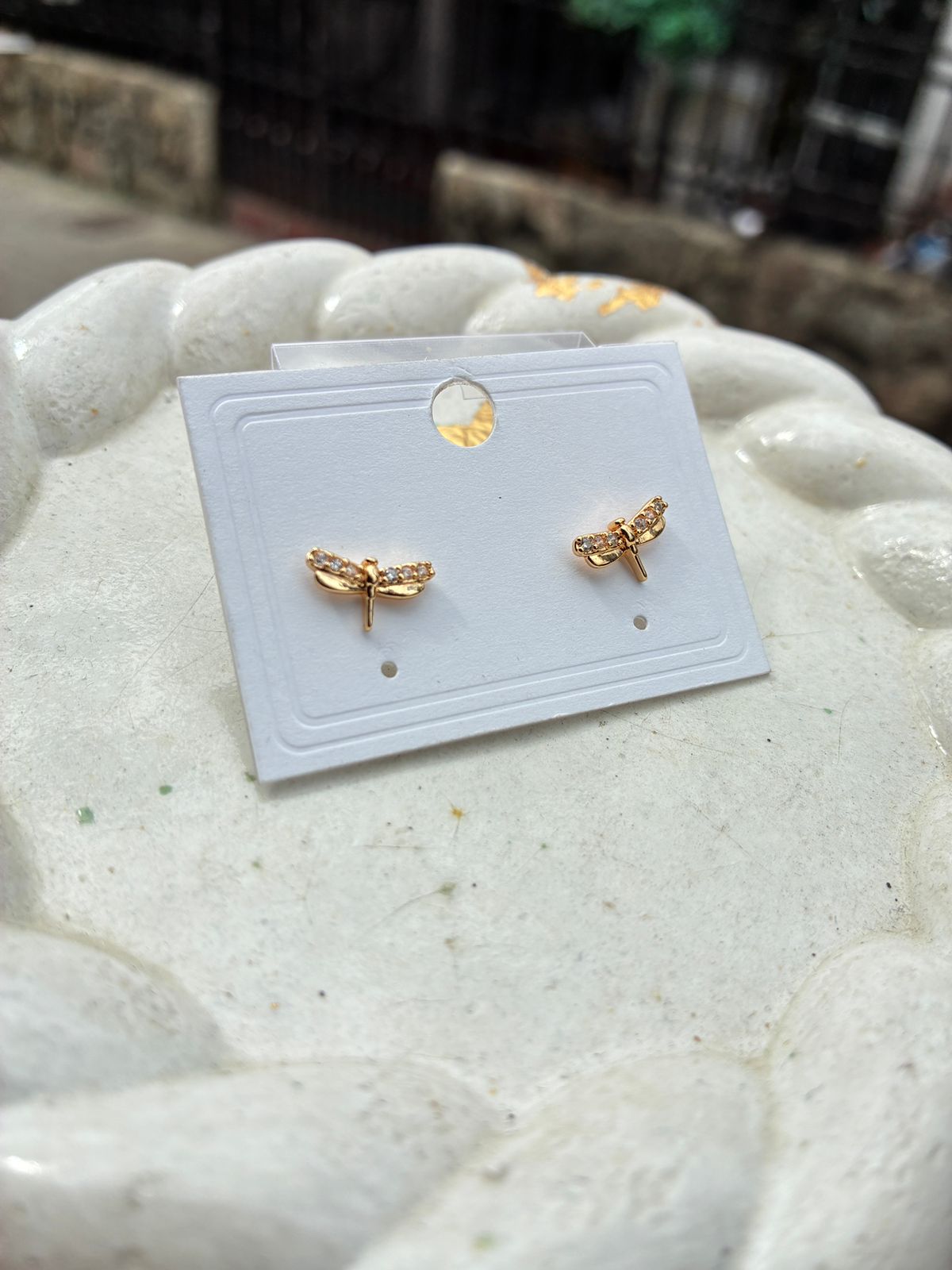 Arete libélula dorada con zircon – Acero inoxidable Apoteósica